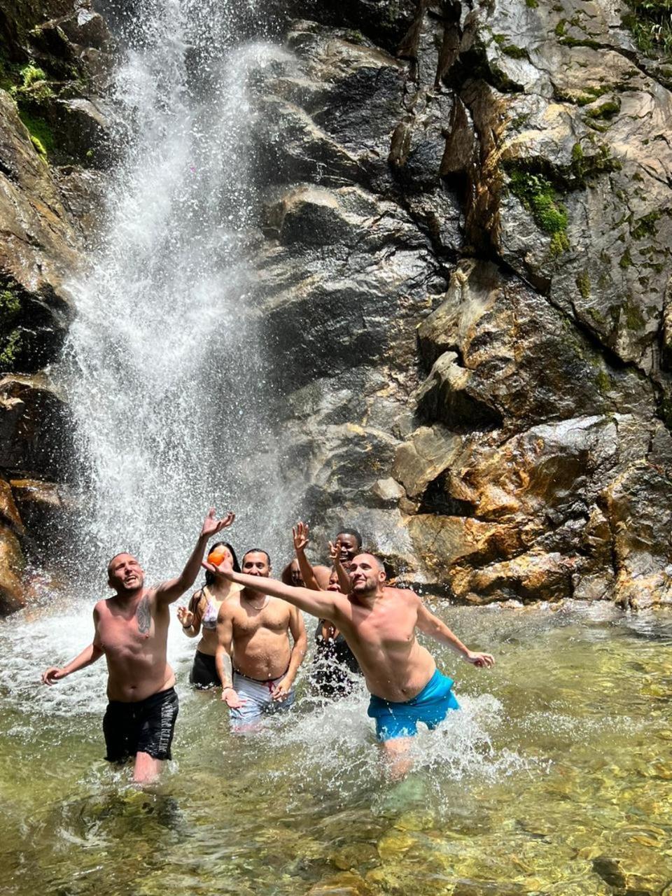 Yolo Hostel Medellin Bagian luar foto